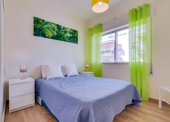 2br - Near The At Homesbyfc Apartment